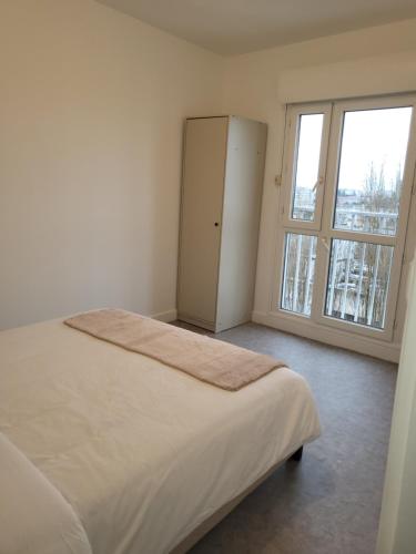 維勒瑞夫的住宿－masar confort，一间卧室设有一张床和一个大窗户