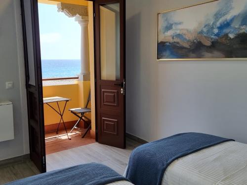 1 dormitorio con cama y vistas al océano en Jobeal Ocean, en Santa Cruz de la Palma