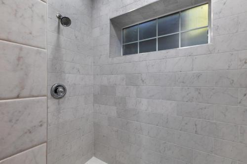 um chuveiro com uma janela de vidro na casa de banho em Immersive Suite +Pool Hot Tub em Amador City