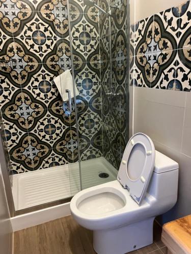 a bathroom with a toilet and a shower at ARCA HOTEL BOUTIQUE in Achao