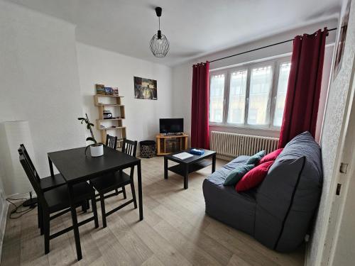 un salon avec un canapé et une table dans l'établissement Le nid des cigognes à Colmar centre, proche gare, marchés de Noël, à Colmar