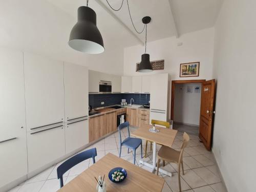 een keuken en eetkamer met een tafel en stoelen bij La Casa di Beppe in Piombino