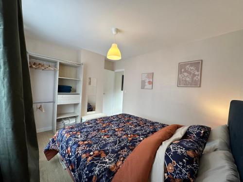- une chambre avec un lit et un canapé dans l'établissement Maison Lilloise 3 chambres, à Lille