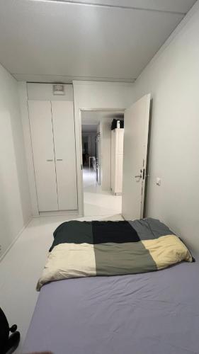 Ένα ή περισσότερα κρεβάτια σε δωμάτιο στο Room in a shared apartment few mins from down town