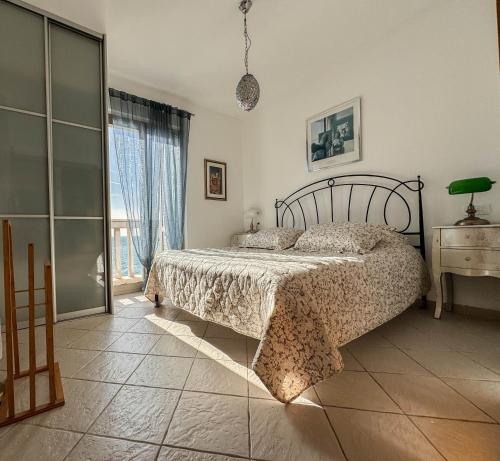 - une chambre avec un lit et une grande fenêtre dans l'établissement Apartment Radovic, à Sveti Stefan