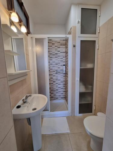 Un baño con inodoro, lavabo y ducha. en Jobeal Beach, en Santa Cruz de la Palma