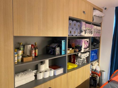 um armário cheio de comida e produtos de higiene pessoal em Little wooden hut em Londres