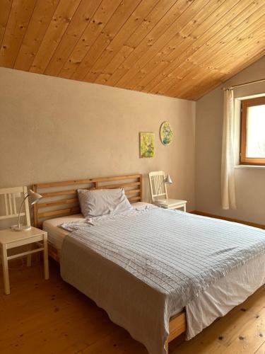 Strohballenhaus Valle delle Rose tesisinde bir odada yatak veya yataklar