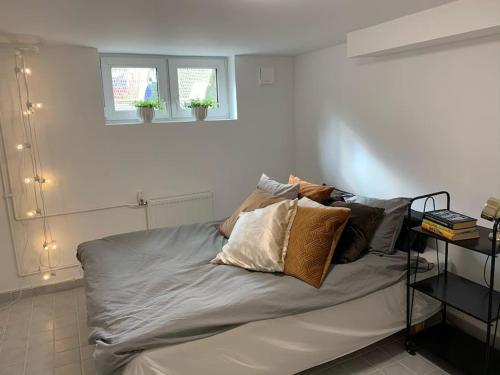 una cama con almohadas en una habitación en Mysigt centralt boende, en Gotemburgo
