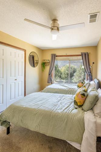 Ένα ή περισσότερα κρεβάτια σε δωμάτιο στο Lakeview Haven House