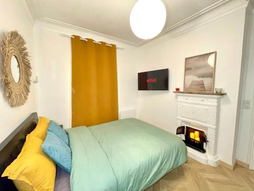 une chambre avec un lit et une cheminée dans l'établissement PARIS-ALESIA Super appartement 2 pièces de 39m2 - très cosy pour 1 - 5 personnes totalement refait à NEUF -ENTIRE APARTMENT LUXURIOUS AND WARM -PARIS ALESIA 14ème - Proche Aéroport Paris-Orly - Parc des Expositions Porte de Versailles FREE WIFI GRATUIT, à Paris