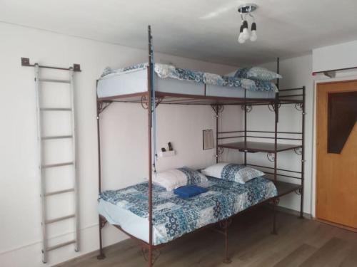 Кровать или кровати в номере Mic dormitor informativ turistic