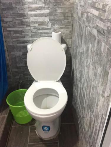 聖胡安拉拉古納的住宿－Hostal Sanjuanerita，浴室设有白色卫生间和绿色篮子