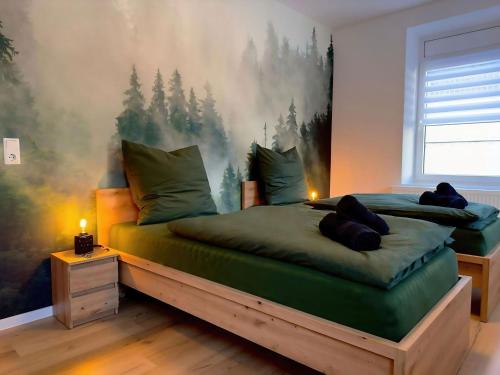 um quarto com duas camas e um quadro na parede em Apartment Schwarzwaldgeflüster em Gernsbach