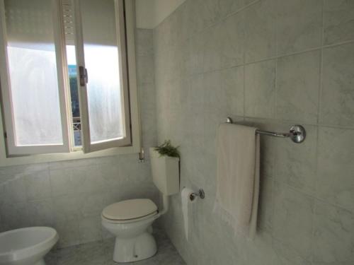 bagno bianco con servizi igienici e lavandino di Large Apartment for up to 9 guests - Great Location - Including Beach Place a Bibione