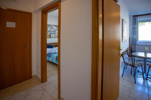 Katil atau katil-katil dalam bilik di Apartmani Putnik