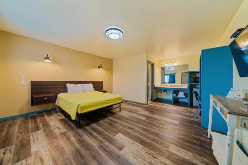 una camera d'albergo con letto e cucina di Catalina Motel a Corpus Christi