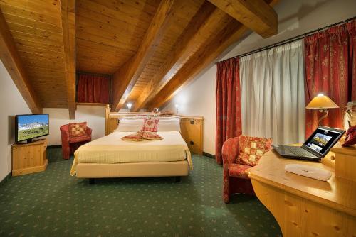 Postel nebo postele na pokoji v ubytování Hotel Cristallo