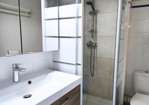 une salle de bain avec une douche, un lavabo et des toilettes dans l'établissement Mazet - à 300m de la plage / Terrasse / Wifi / La Conciergerie Varoise, à La Londe-les-Maures