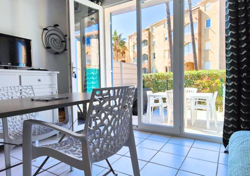 une salle à manger avec une table et des chaises sur un balcon dans l'établissement Mazet - à 300m de la plage / Terrasse / Wifi / La Conciergerie Varoise, à La Londe-les-Maures