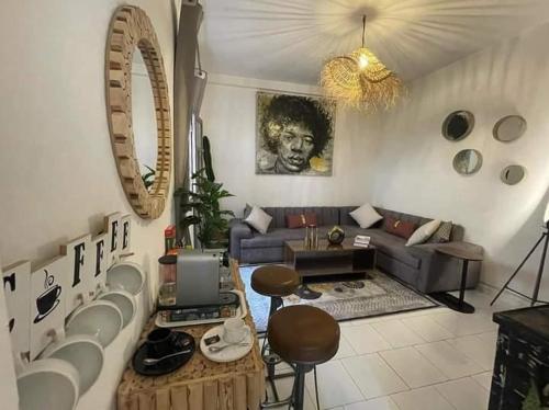 un soggiorno con divano e tavolo di cristal appart a Essaouira