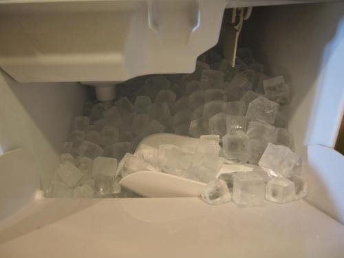 une pile de cubes de glace assis dans un tiroir dans l'établissement Hotel Sunroute Fukushima, à Fukushima
