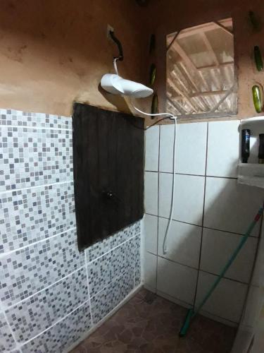 een badkamer met een douche met wastafel en spiegel bij Sítio Vó Leonidia - Turismo Rural in Ilha Grande