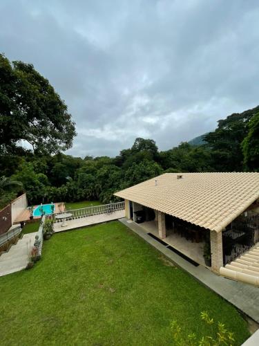 an aerial view of a house with a yard at Espaço Vitória Imperial in Guapimirim
