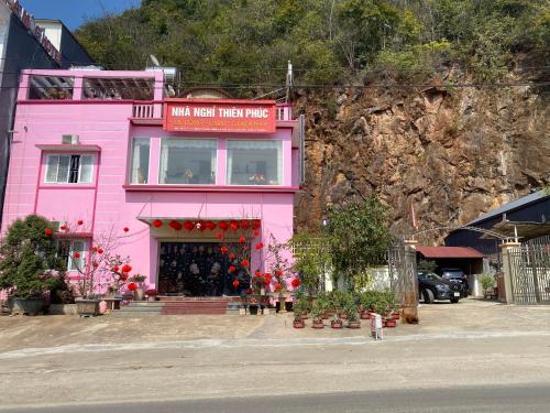 a pink building with a sign that reads main mental trust market at Nhà nghỉ Thiên Phúc in Mộc Châu
