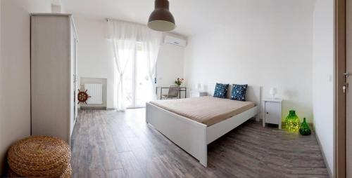 a bedroom with a bed in a white room at vento di mare in Bari