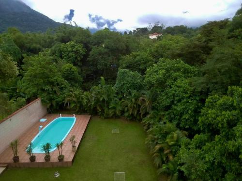 an aerial view of a backyard with a swimming pool at Espaço Vitória Imperial in Guapimirim