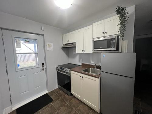 Eastern Passage的住宿－East End Suite，一间带冰箱和水槽的小厨房