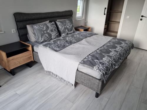 a bedroom with a bed and a wooden floor at Belek’de 2+1 klimalı havuzlu lüks daire in Belek