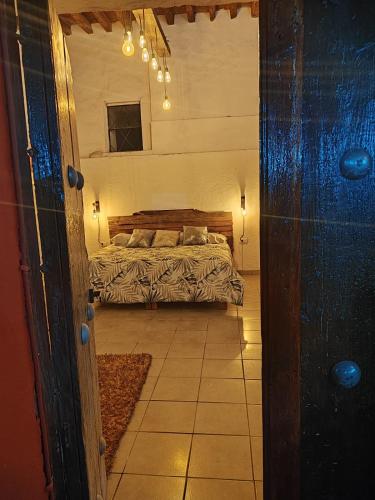Säng eller sängar i ett rum på Habitación en casona con patio central