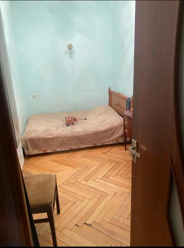een slaapkamer met een hond op een bed bij 1-комнатная квартира в Ереване in Jerevan