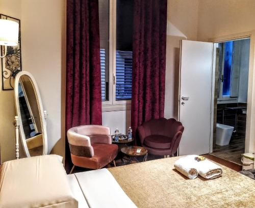 a room with a bed and a table and chairs at Guest House Lorvand in Rome