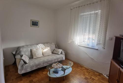 ein Wohnzimmer mit einem Sofa und einem Glastisch in der Unterkunft Holiday house with a parking space Bibinje, Zadar - 22783 in Bibinje