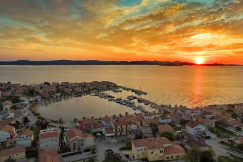 eine Luftansicht einer Stadt bei Sonnenuntergang in der Unterkunft Holiday house with a parking space Bibinje, Zadar - 22783 in Bibinje