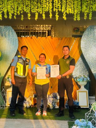 een groep van drie personen die certificaten ophouden bij Ryan house pf serv in Manilla