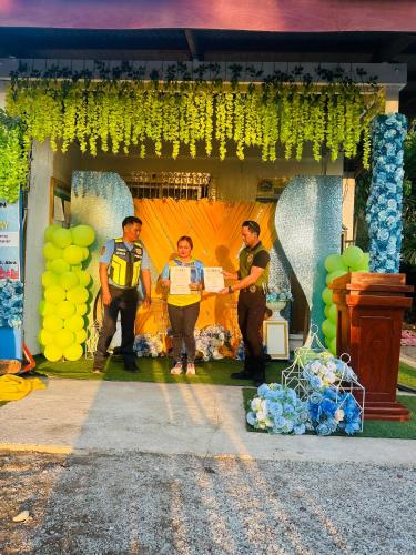 een groep van drie mannen die voor een podium staan bij Ryan house pf serv in Manilla