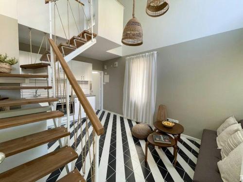 un salon avec un escalier en colimaçon et une table dans l'établissement Stunning duplex studio apartment 150 metres from the Sea, à Limassol
