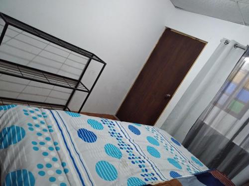 um quarto com uma cama com uma almofada e uma porta em Habitación en Antigua Guatemala em Guatemala