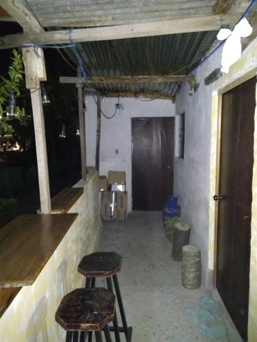 um quarto vazio com dois bancos e um bar em Habitación en Antigua Guatemala em Guatemala