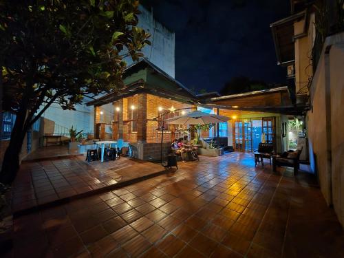 un patio al aire libre por la noche con sombrilla en GB Hostel IG en Puerto Iguazú