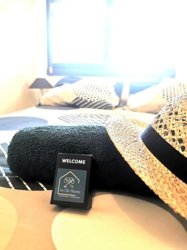 - un lit avec un oreiller noir et un chapeau dans l'établissement L'Orée du marais, T2 avec balcon, 350m de la plage, à Villers-sur-Mer