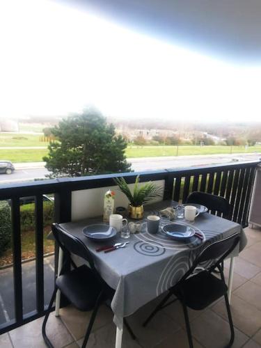 - une table sur un balcon avec une table et des chaises dans l'établissement L'Orée du marais, T2 avec balcon, 350m de la plage, à Villers-sur-Mer