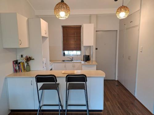 Kjøkken eller kjøkkenkrok på Lovely 1bed apartment Sydney inner west w parking