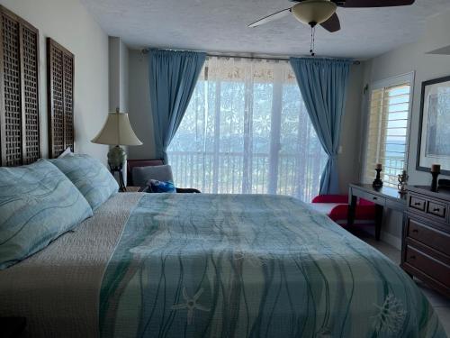 Un dormitorio con una cama grande y una ventana. en Ponce Inlet Florida Breathtaking Oceanfront Penthouse Villa!, en Ponce Inlet