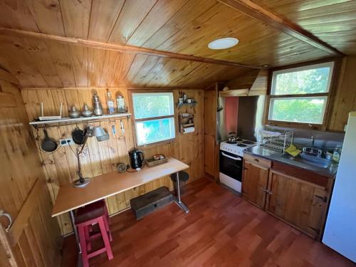 a kitchen in a tiny house with a wooden floor at Salida de las Casillas in Ingeniero Maschwitz