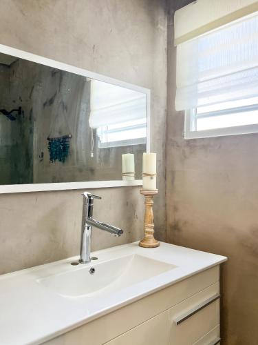 bagno con lavandino e specchio di Villa Bamboo a San Juan